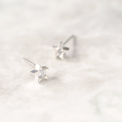 White Tiny Star Earrings 925 Sterling Silver Dainty Jewelry 第1張的照片