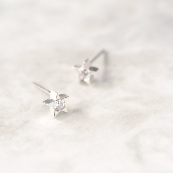 White Tiny Star Earrings 925 Sterling Silver Dainty Jewelry 第1張的照片