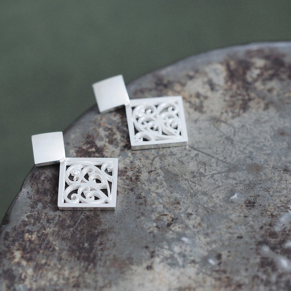 揺れる 唐草 透かし ピアス シルバー925