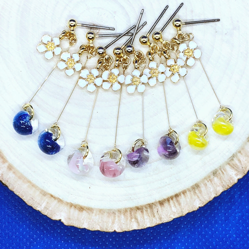ティアドロップビーズと小花のピアス/イヤリング ピアス