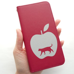 ネコとリンゴ レッド＆ホワイト 帯なし手帳型スマホケース iPhone12・iPhoneSE3にも対応！ 1枚目の画像