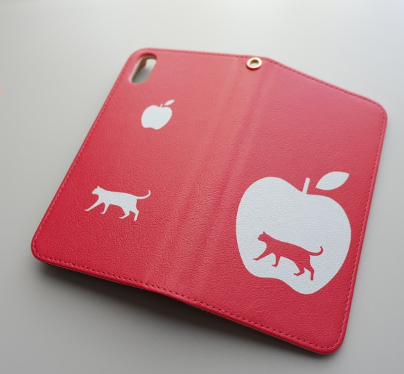ネコとリンゴ レッド＆ホワイト 帯なし手帳型スマホケース iPhone12・iPhoneSE3にも対応！ 2枚目の画像