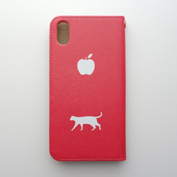 ネコとリンゴ レッド＆ホワイト 帯なし手帳型スマホケース iPhone12・iPhoneSE3にも対応！ 3枚目の画像