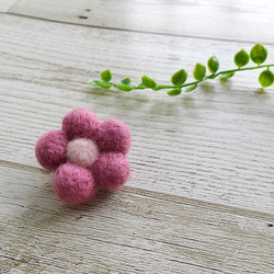 【人気です】【受注生産】羊毛フェルトのお花ブローチ 1枚目の画像