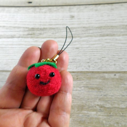 人気です】羊毛フェルトのトマトちゃんストラップ[受注生産] 携帯