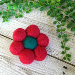 存在感のあるお花ブローチ【羊毛フェルト】【フェルトボール】【大きめ