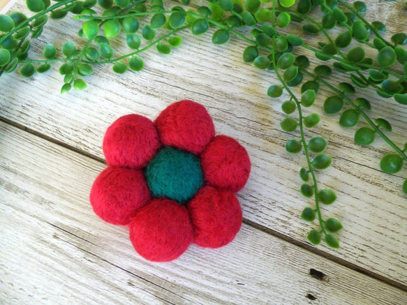 存在感のあるお花ブローチ【羊毛フェルト】【フェルトボール】【大きめ