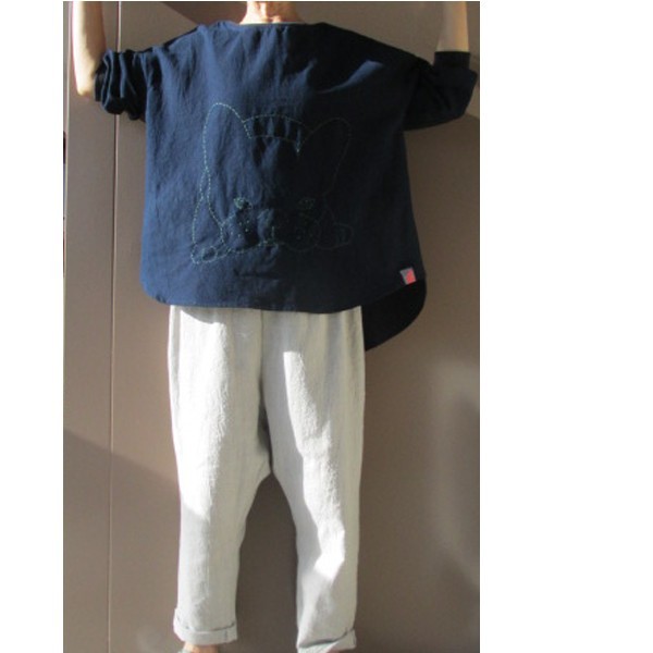 商品/日本備後絣藍染めフレンチブルドッグ刺し子イラスト衿ぐりと袖口リブブラウス（BL-0346)