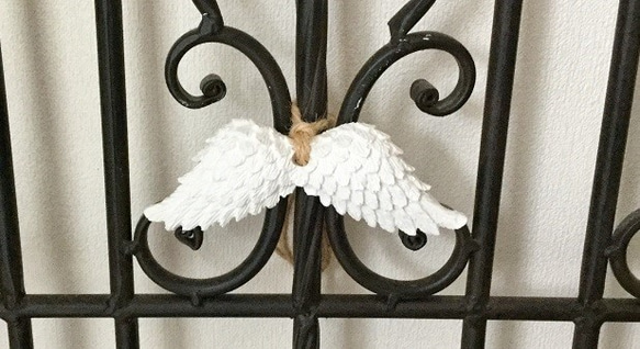 ”天使の羽（2個セット）アロマストーン”　麻紐ー吊るせるタイプ　洋書スタイル 2枚目の画像
