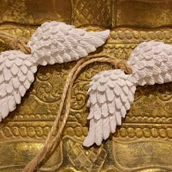 ”天使の羽（2個セット）アロマストーン”　麻紐ー吊るせるタイプ　洋書スタイル 4枚目の画像