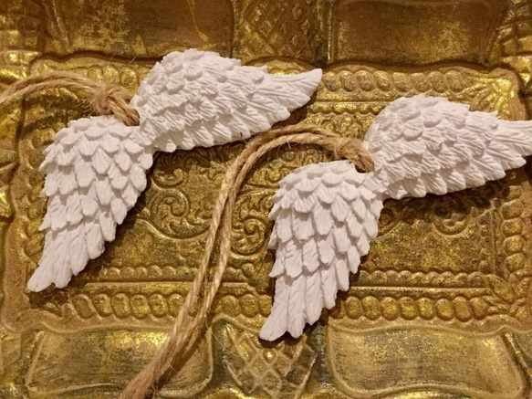 ”天使の羽（2個セット）アロマストーン”　麻紐ー吊るせるタイプ　洋書スタイル 4枚目の画像