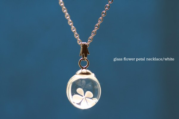 ＊glass flower petal＊花びらネックレス〈white〉 5枚目の画像