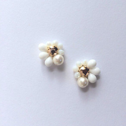 White stud pierced earrings 1枚目の画像