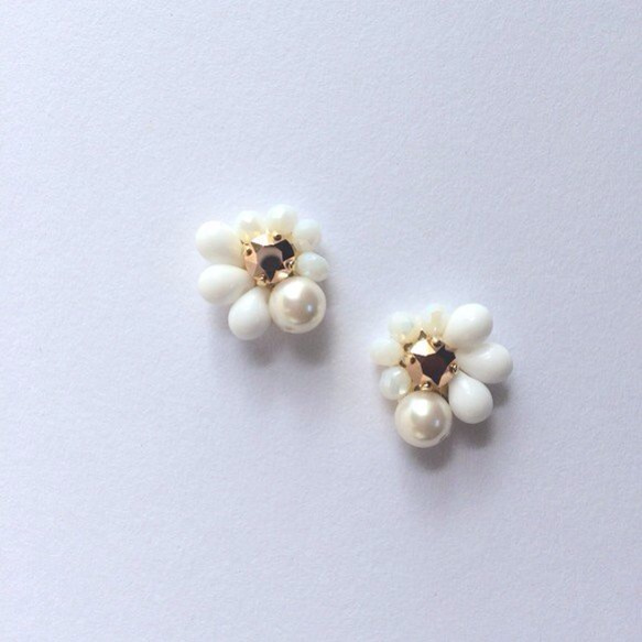 White stud pierced earrings 1枚目の画像