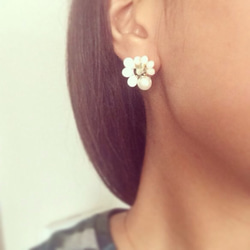 White stud pierced earrings 2枚目の画像