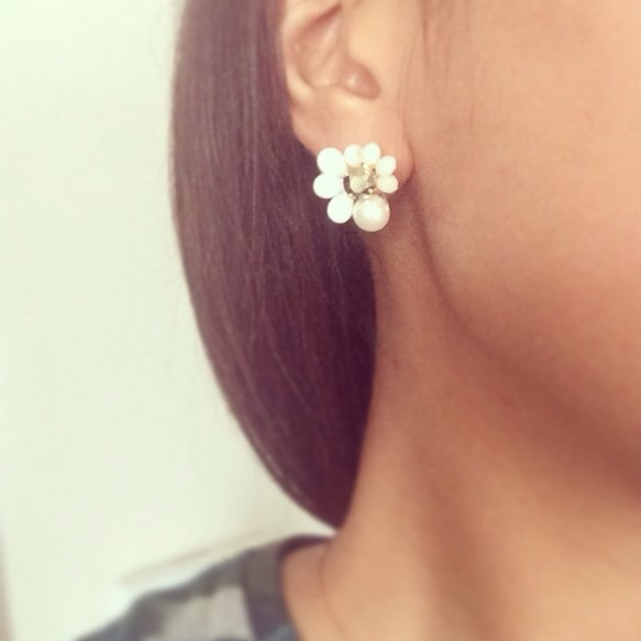 White stud pierced earrings 2枚目の画像