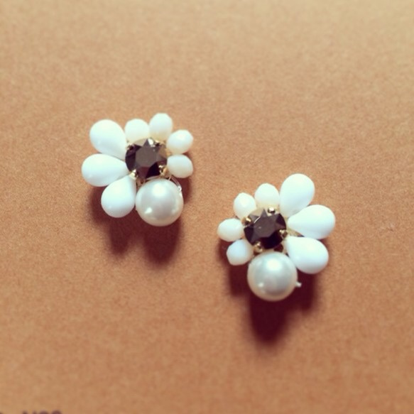 White stud pierced earrings 3枚目の画像