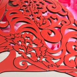 赤の透かしかんざしオリジナルデザインMサイズ 牡丹流水柄の扇型 バチ型 結婚式 発表会 浴衣 舞台 着物 和装 2枚目の画像