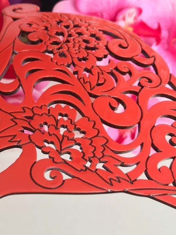 赤の透かしかんざしオリジナルデザインMサイズ 牡丹流水柄の扇型 バチ型 結婚式 発表会 浴衣 舞台 着物 和装 2枚目の画像