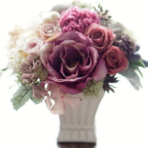 赤・紫薔薇フラワーアレンジメント（陶器製花器・黒）