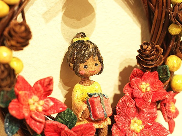クリスマスリース コルククレイのクリスマス人形 ポインセチア 3枚目の画像
