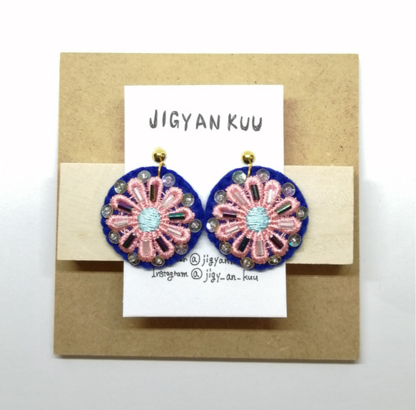 ピンク花レースモチーフ×ブルーフェルト×ビーズ刺繍 ピアスor 