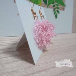 ふわり花びら手編みレースイヤリングorピアス　ピンク01 2枚目の画像