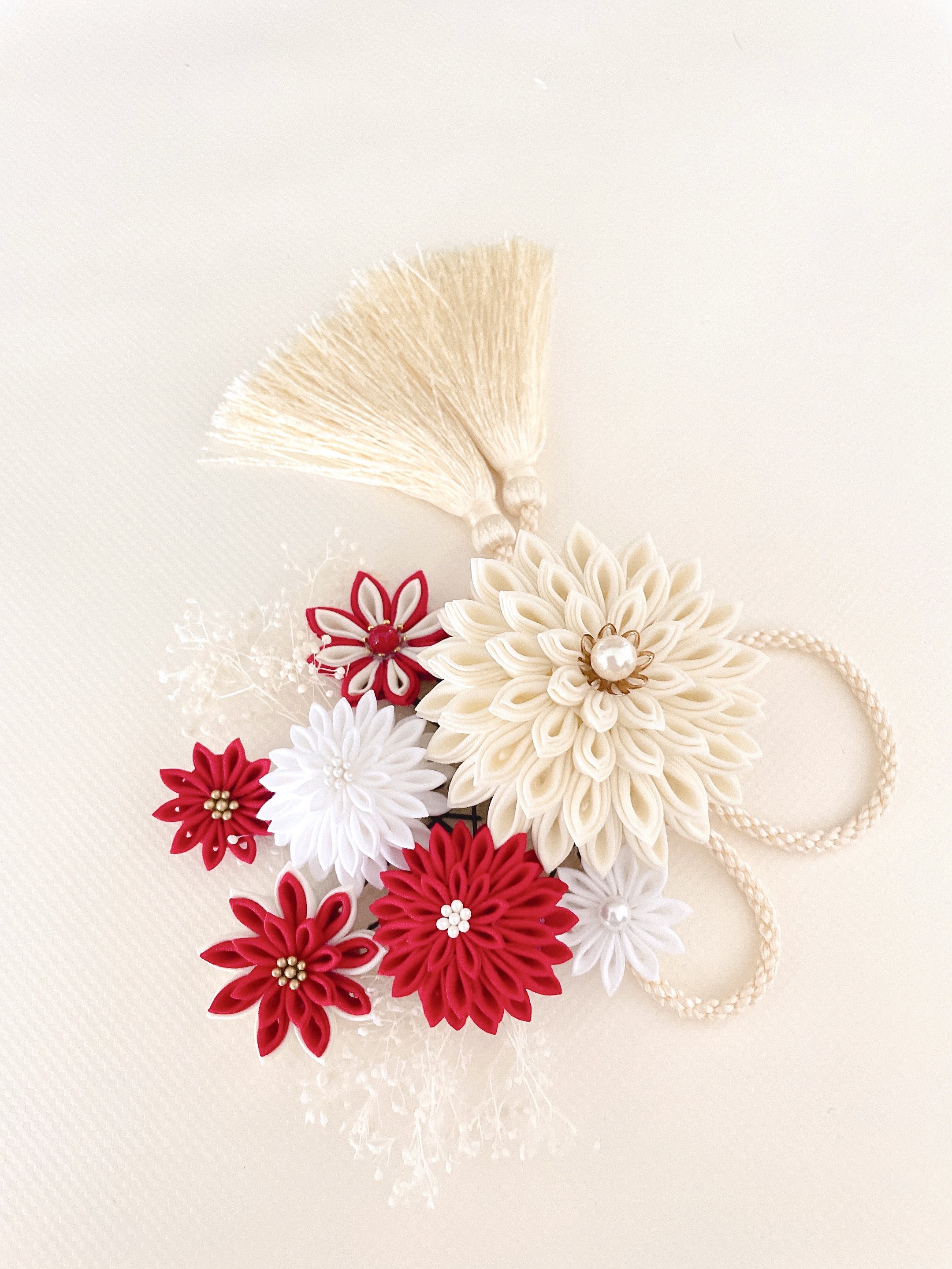つまみ細工　髪飾り　オフホワイト×ホワイト×レッド　　　　　成人式　結婚式　白無垢