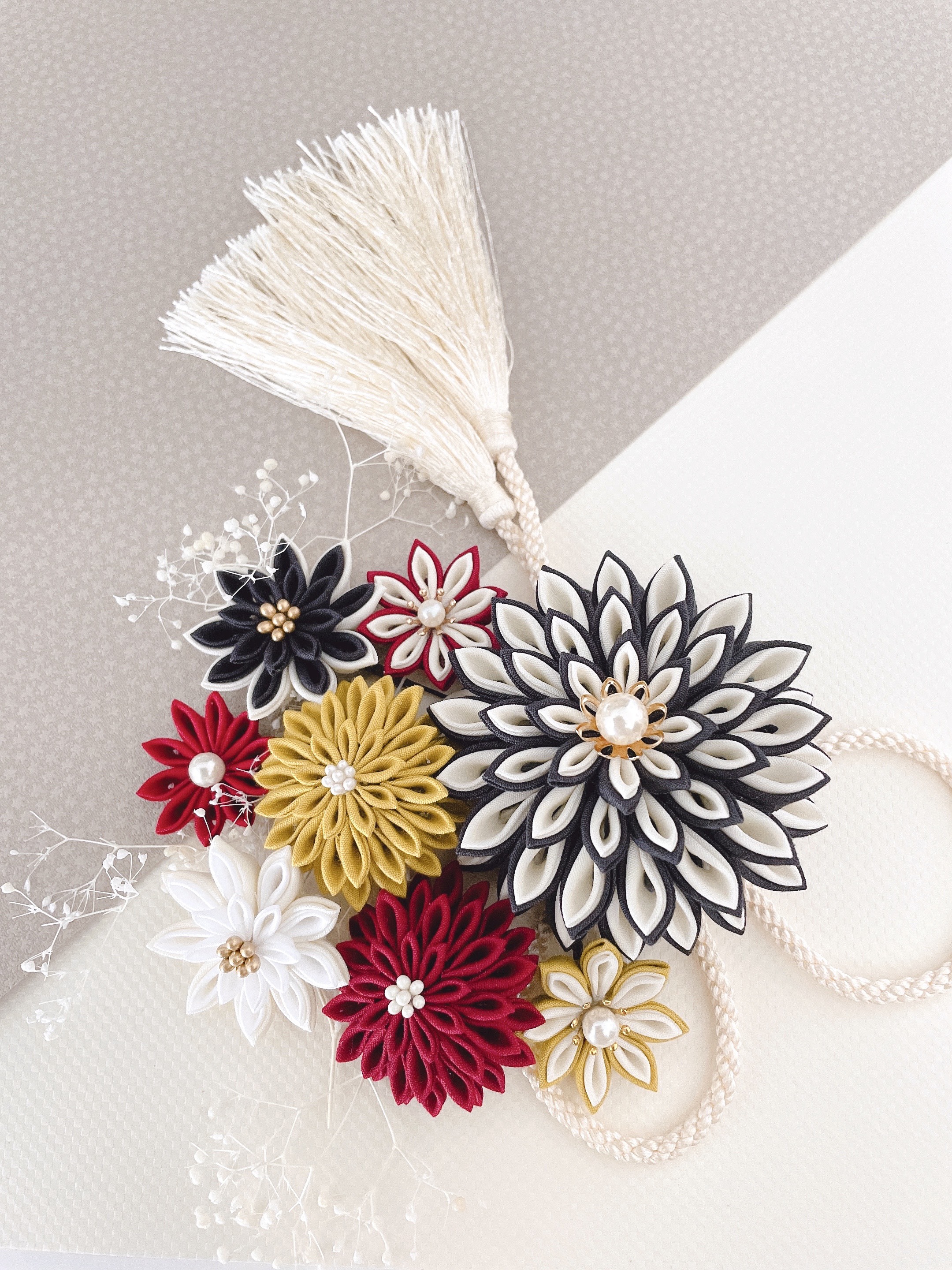 つまみ細工　髪飾り　＊ブラック×えんじ×イエロー＊ 成人式　卒業式　和装