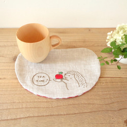 毎日忙しいあなたにお家カフェはいかが？（＾＾）ハリネズミさん刺繍のリラックスティーマット（レッド） 4枚目の画像