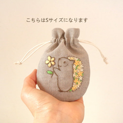 【サイズ変更可】お花のハリネズミさんの刺繍リネン巾着（イエロー＆オレンジ） 6枚目の画像