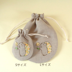 【サイズ変更可】お花のハリネズミさんの刺繍リネン巾着（イエロー＆オレンジ） 7枚目の画像