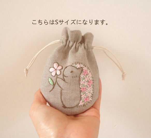 【サイズ変更可】お花のハリネズミさんの刺繍リネン巾着（ピンク） 6枚目の画像