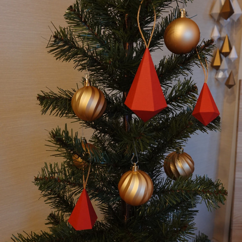 紙のダイヤモンドで作ったクリスマスオーナメント 赤 大中小各2