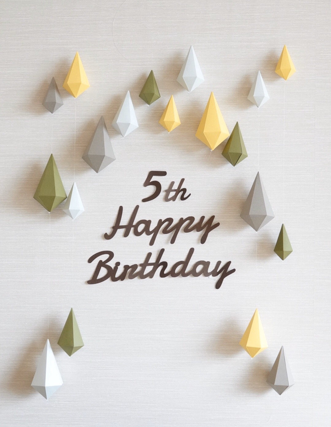 紙で作ったダイヤのガーランド 大✩ミモザ　お誕生日お祝いや卒業お祝い、記念日のお祝いなどにいかがですか？　#きいろ#緑