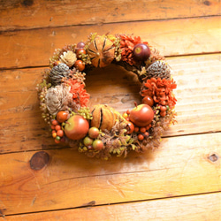 深まる秋の季節にぴったり。 秋のパンプキンリース　ハロウィンリース ドライフラワーリース＊木の実とアップルの秋リース 1枚目の画像