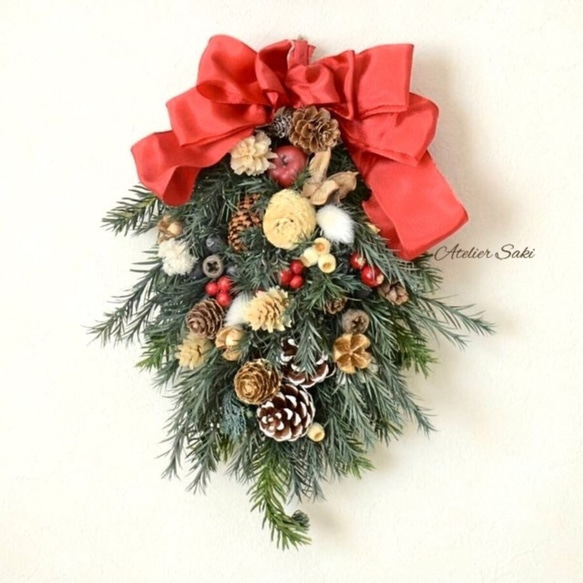 《受注品》クリスマススワッグ・木の実と赤いリボのノエルスワッグ　    クリスマスカラーがかわいい華やかな、クリスマスの 1枚目の画像
