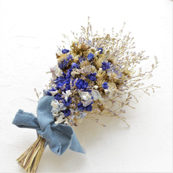 母の日 ギフト ドライフラワーのスワッグ・涼しげなブルーの花とブルースターチスが夏のお部屋にさわやかさを呼ぶスワッグ 1枚目の画像