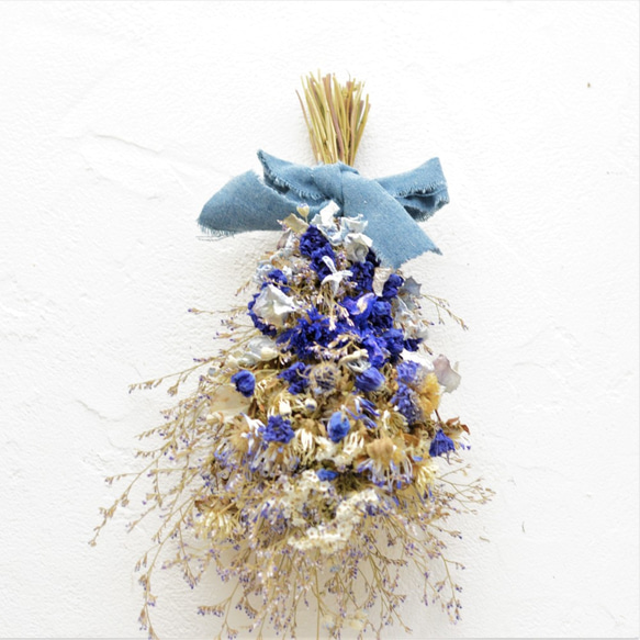 母の日 ギフト ドライフラワーのスワッグ・涼しげなブルーの花とブルースターチスが夏のお部屋にさわやかさを呼ぶスワッグ 2枚目の画像