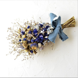 母の日 ギフト ドライフラワーのスワッグ・涼しげなブルーの花とブルースターチスが夏のお部屋にさわやかさを呼ぶスワッグ 3枚目の画像