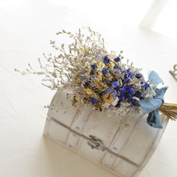 母の日 ギフト ドライフラワーのスワッグ・涼しげなブルーの花とブルースターチスが夏のお部屋にさわやかさを呼ぶスワッグ 4枚目の画像