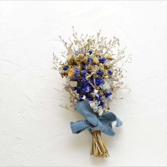 母の日 ギフト ドライフラワーのスワッグ・涼しげなブルーの花とブルースターチスが夏のお部屋にさわやかさを呼ぶスワッグ 6枚目の画像