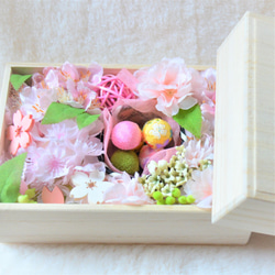 桜のボックスアレンジメント・蓋付き桐箱アレンジメント・和のフラワーアレンジメント・お花見・ウエディングスペースを彩る 3枚目の画像