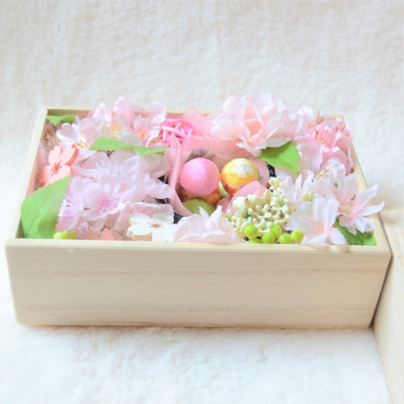 桜のボックスアレンジメント・蓋付き桐箱アレンジメント・和のフラワーアレンジメント・お花見・ウエディングスペースを彩る 5枚目の画像