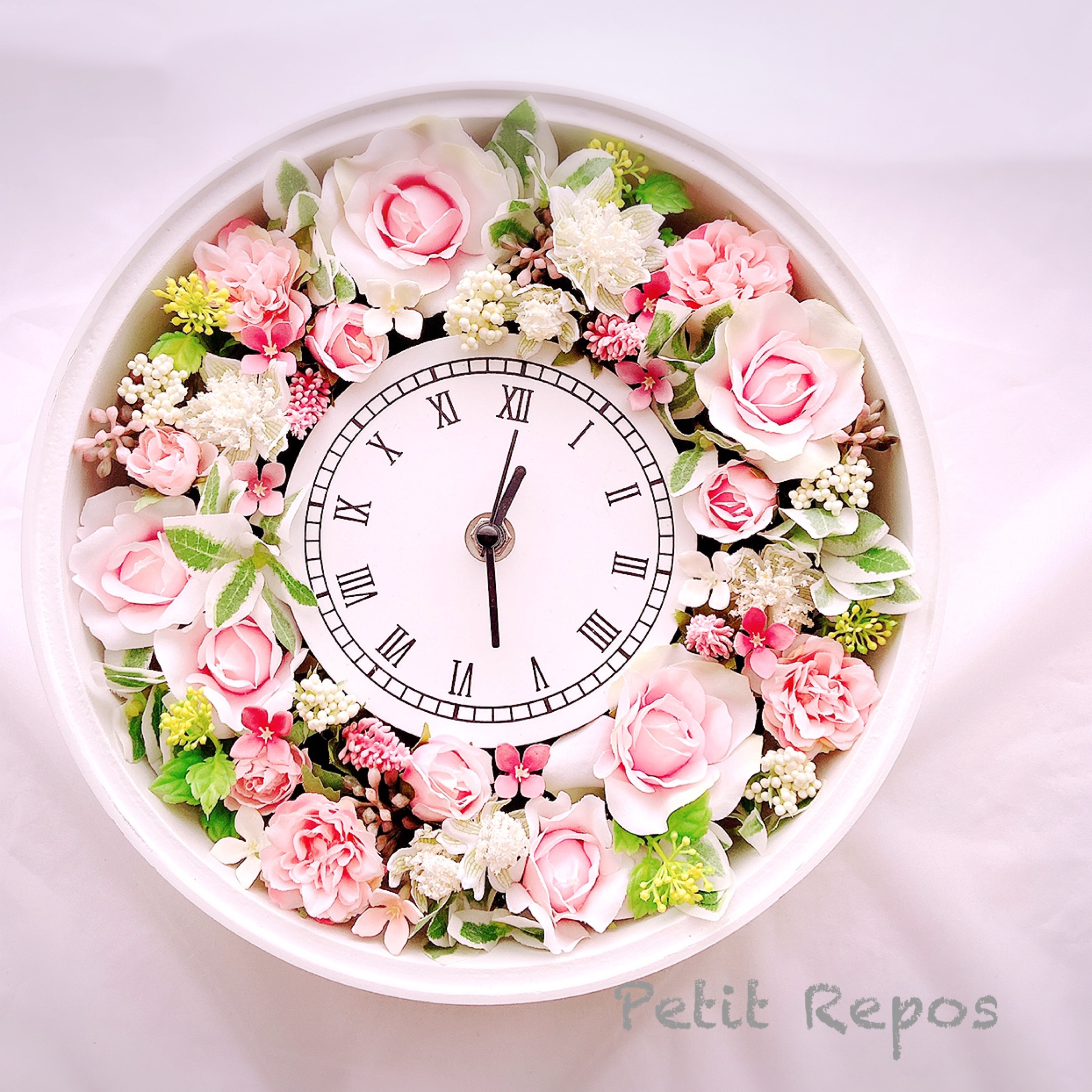 やさしいピンクのエレガントな花時計