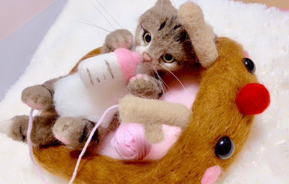 トナカイベッドでくつろぎ子猫ちゃん♩ クリスマス 猫 トナカイ 子猫 