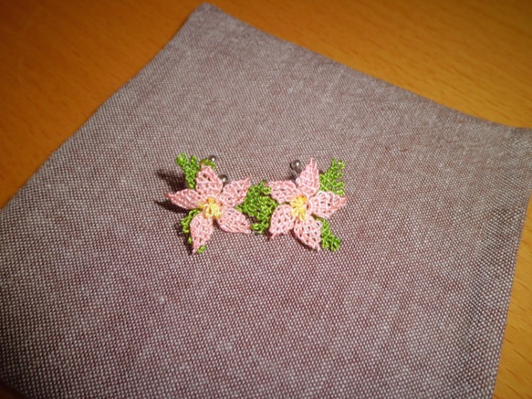 ピンクの小花のイヤリングA 4枚目の画像