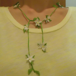 白い小花のラリエット 2枚目の画像
