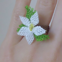 白い小花の指輪 1枚目の画像