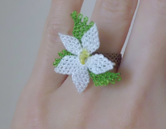 白い小花の指輪 1枚目の画像